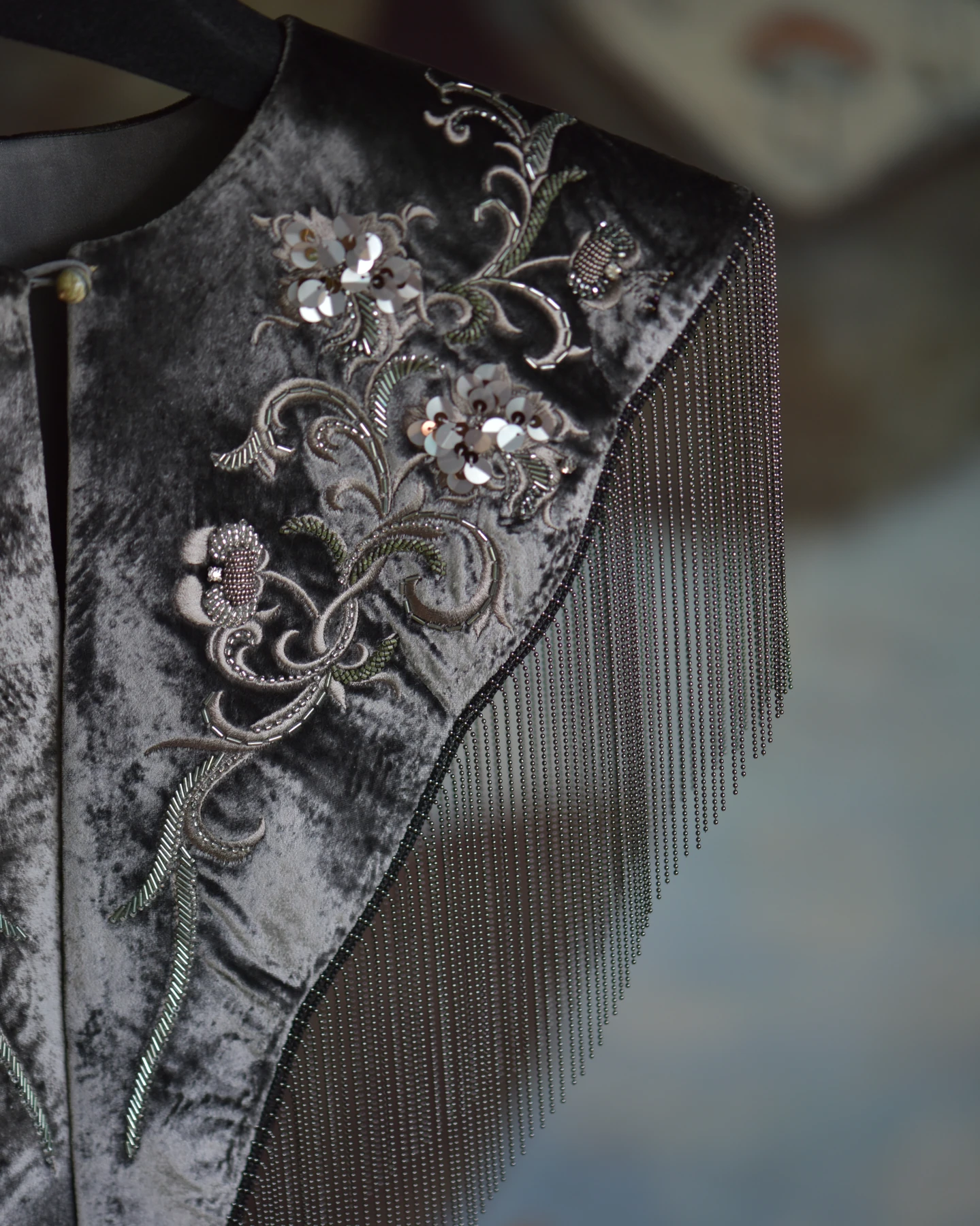 Silver-Grey Floral Fringe Yunjian — Detail